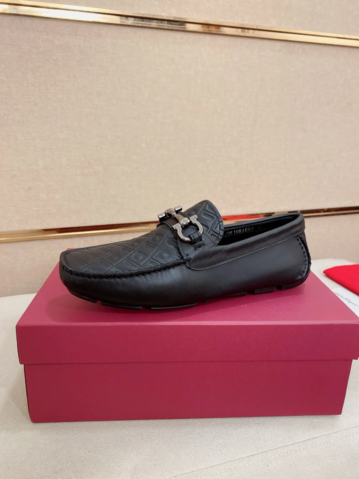Men's shoes💰: 560💰High-end quality! Ferragamo🆕🆕Exclusive hot-selling products in stock🔥🔥New products on the shelves, high-quality Ferragamo men's pea shoes, high-end casual driving shoes, with complete packaging! 💪 💪 Material: imported cowhide 🐂 + imported high-quality water-dyed cowhide lining + wear-resistant outsole 👍🏻👍🏻 Features: high-end and comfortable, purely handmade 🚀 🚀 Create the perfect shoes that suit you best 🔥 🔥 Size: (38-44) 45 standard size can be customized!